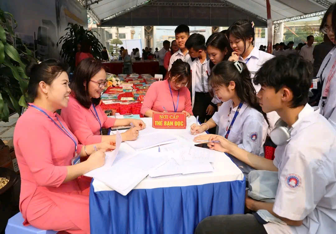 Thư viện tỉnh tổ chức làm thẻ miễn phí Hưởng ứng Ngày sách và Văn hóa đọc Việt Nam năm 2025